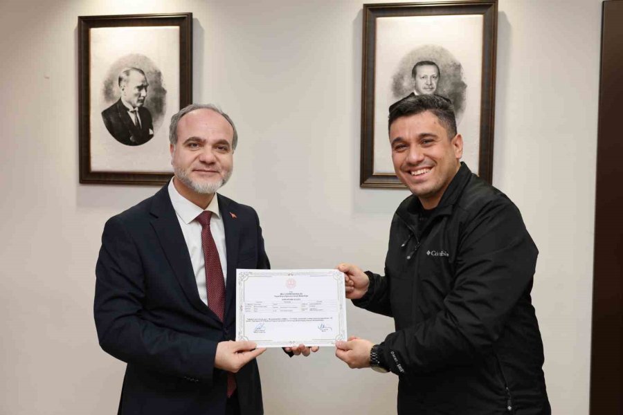 İşitme Engelli Öğrencilerin Hayatlarını Kolaylaştırmak İçin İşaret Dili Öğreniyorlar