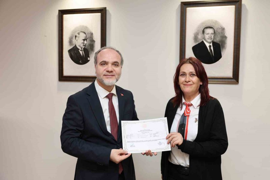 İşitme Engelli Öğrencilerin Hayatlarını Kolaylaştırmak İçin İşaret Dili Öğreniyorlar