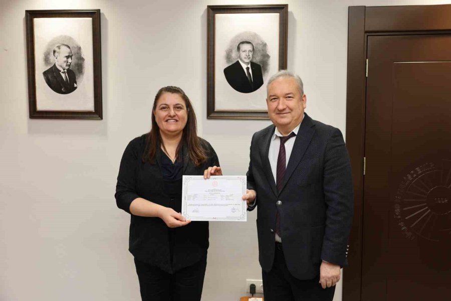 İşitme Engelli Öğrencilerin Hayatlarını Kolaylaştırmak İçin İşaret Dili Öğreniyorlar