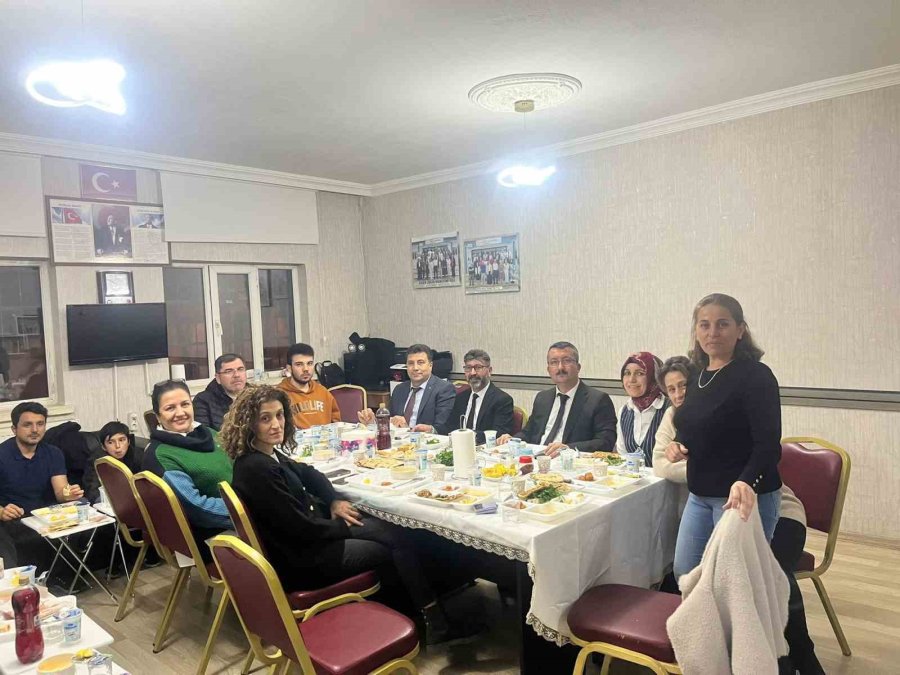 Niğde Kemal Çetintürk İlkokulu’nda Ramazan Sofrası