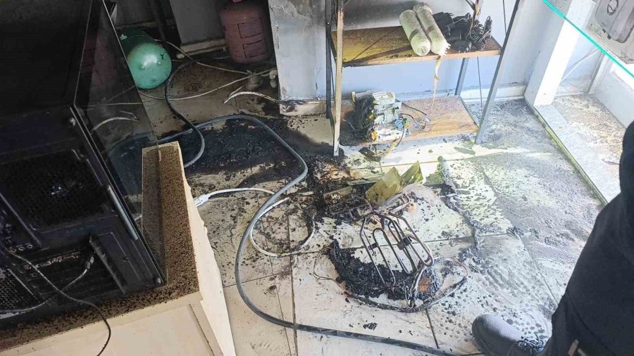 Manavgat’ta İşyeri Yangını Ucuz Atlatıldı