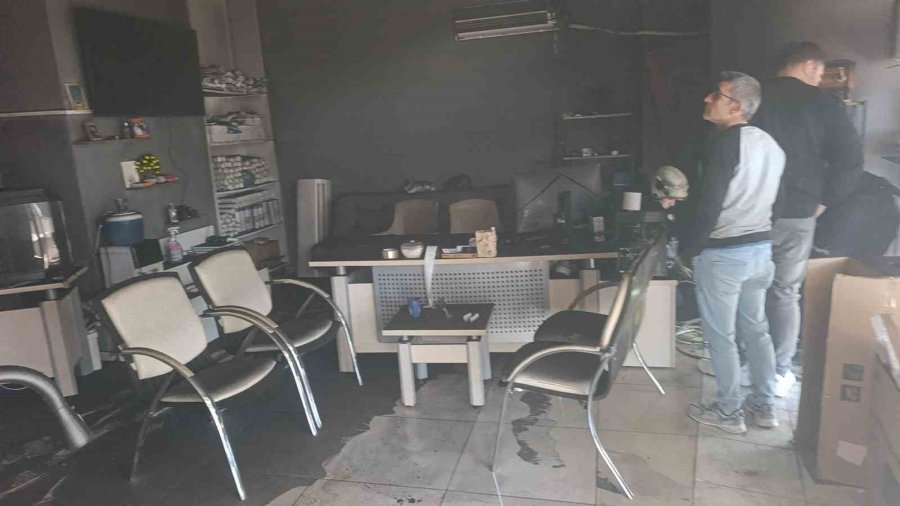 Manavgat’ta İşyeri Yangını Ucuz Atlatıldı