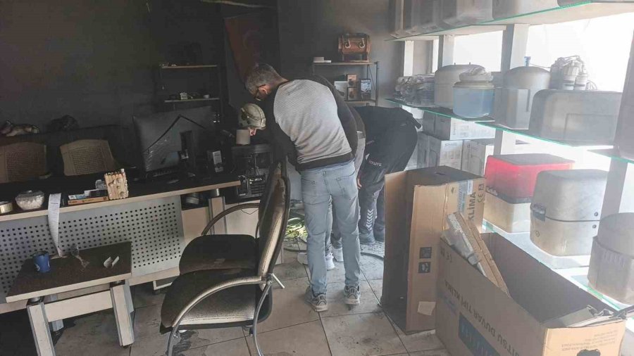 Manavgat’ta İşyeri Yangını Ucuz Atlatıldı