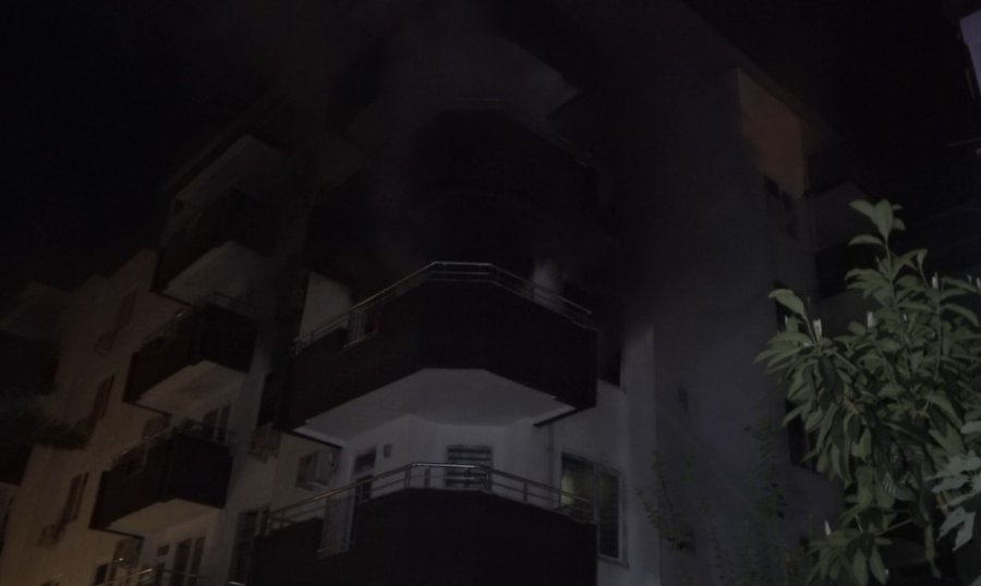 5 Katlı Binada Korkutan Yangın:2 Kişi Dumandan Etkilendi
