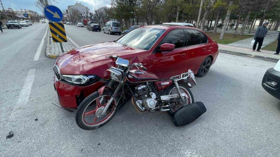 Karaman’da Otomobil Motosikletle Çarpıştı: 1 Yaralı
