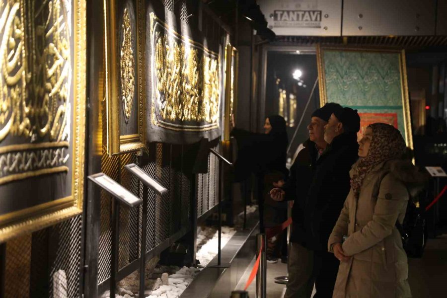 Konya’da Mukaddes Emanetler Sergisine Yoğun İlgi
