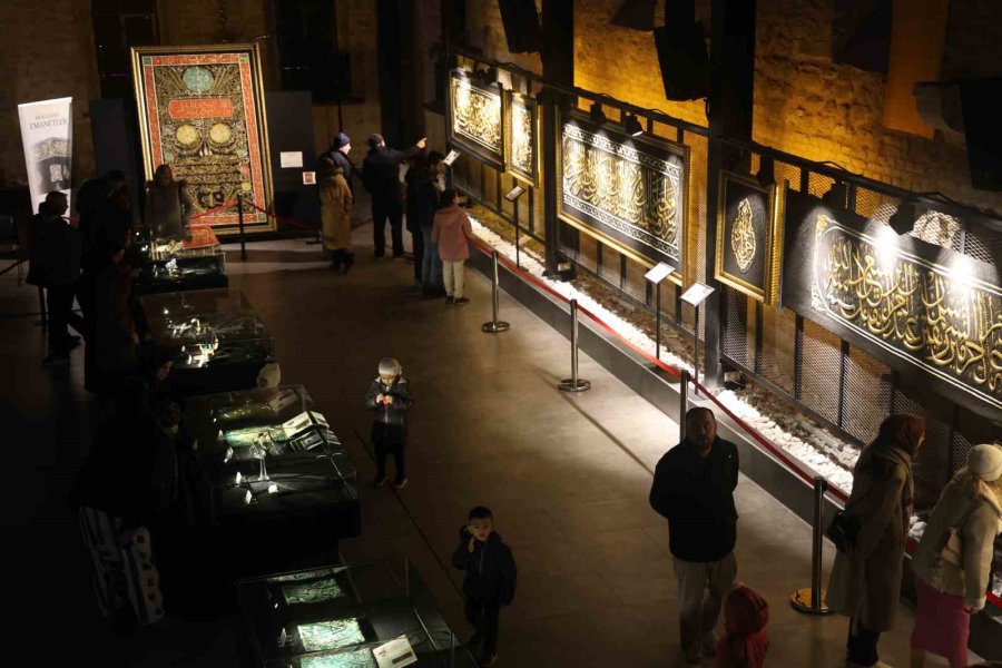 Konya’da Mukaddes Emanetler Sergisine Yoğun İlgi