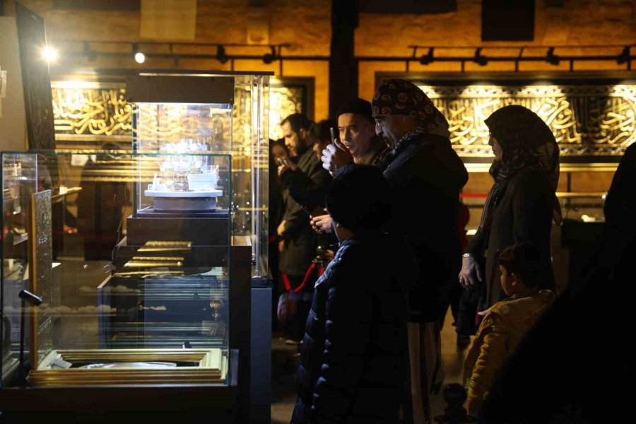 Konya’da Mukaddes Emanetler Sergisine Yoğun İlgi