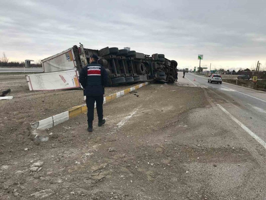 Konya’da İplik Yüklü Tır Devrildi: 1 Yaralı