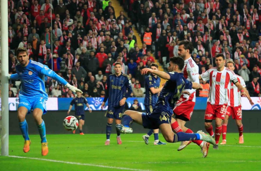 Trendyol Süper Lig: Antalyaspor: 1 - Fenerbahçe: 0 (ilk Yarı)