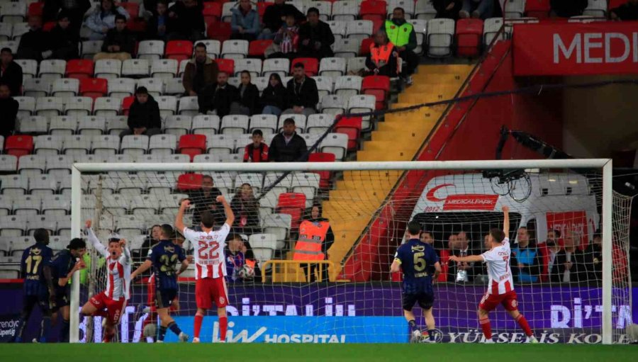 Trendyol Süper Lig: Antalyaspor: 1 - Fenerbahçe: 0 (ilk Yarı)