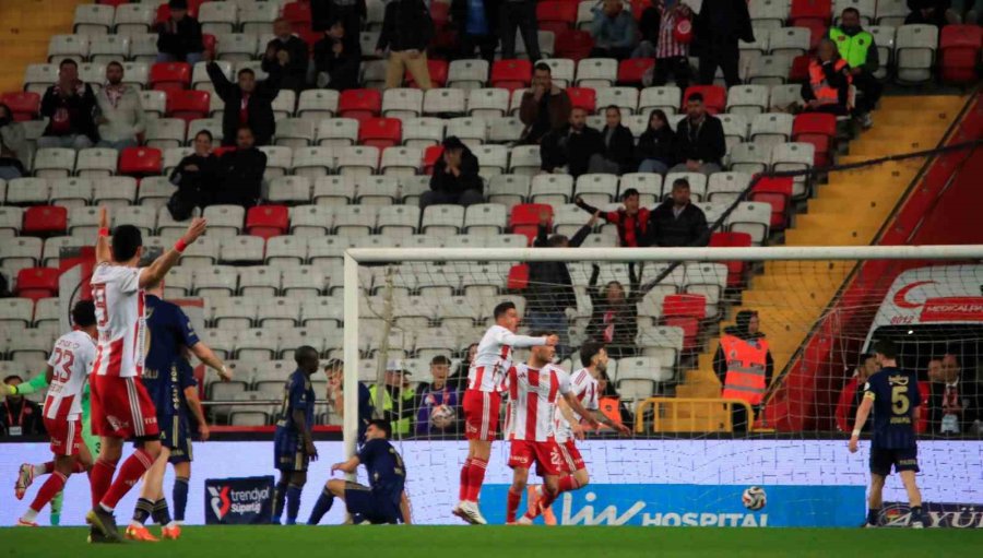Trendyol Süper Lig: Antalyaspor: 1 - Fenerbahçe: 0 (ilk Yarı)