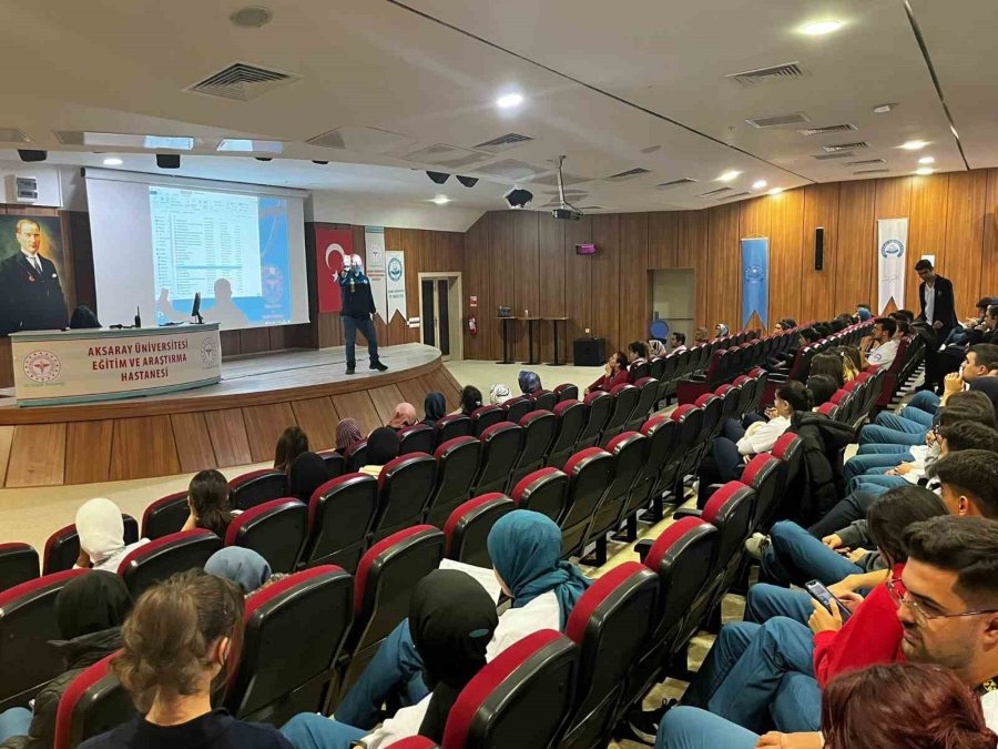 Siber Polisi Öğrencileri Sanal Dünyadaki Risk Ve Tehditler Hakkında Bilgilendiriyor