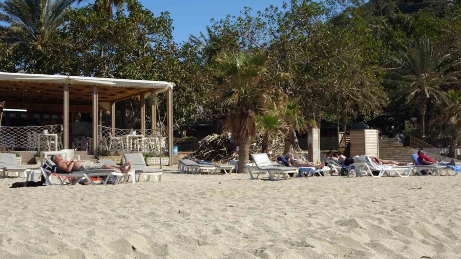 Alanya’da Mart Güneşi: Hava Sıcaklığı 18’e Çıktı, Sahiller Harekenlendi