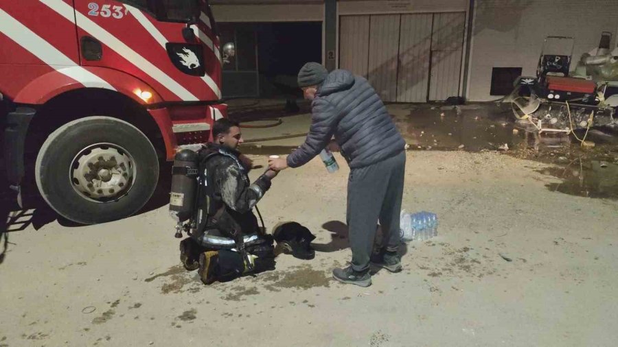 Antalya’da Tekne İmalathanesinde Yangın
