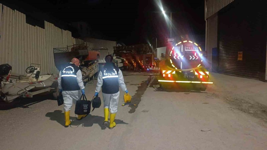 Antalya’da Tekne İmalathanesinde Yangın