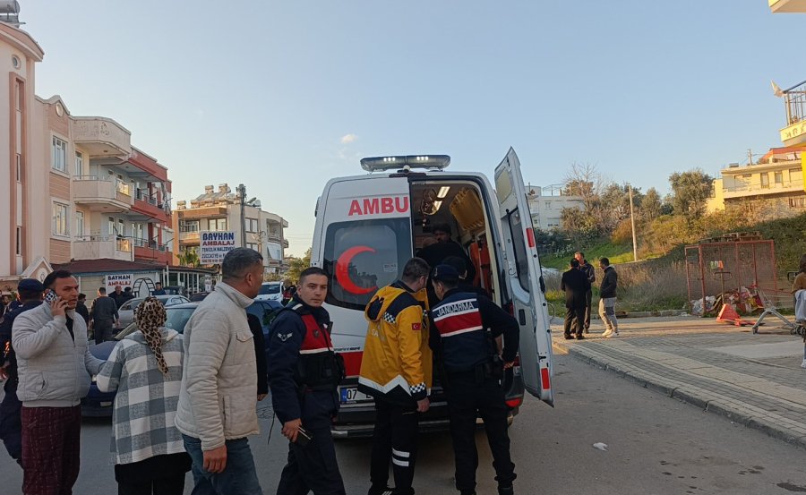 Otomobille Çarpışan Motosikletteki 2 Kişi Metrelerce Savruldu: 3 Yaralı