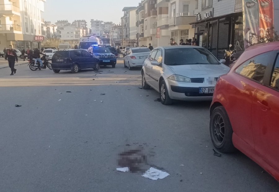 Otomobille Çarpışan Motosikletteki 2 Kişi Metrelerce Savruldu: 3 Yaralı