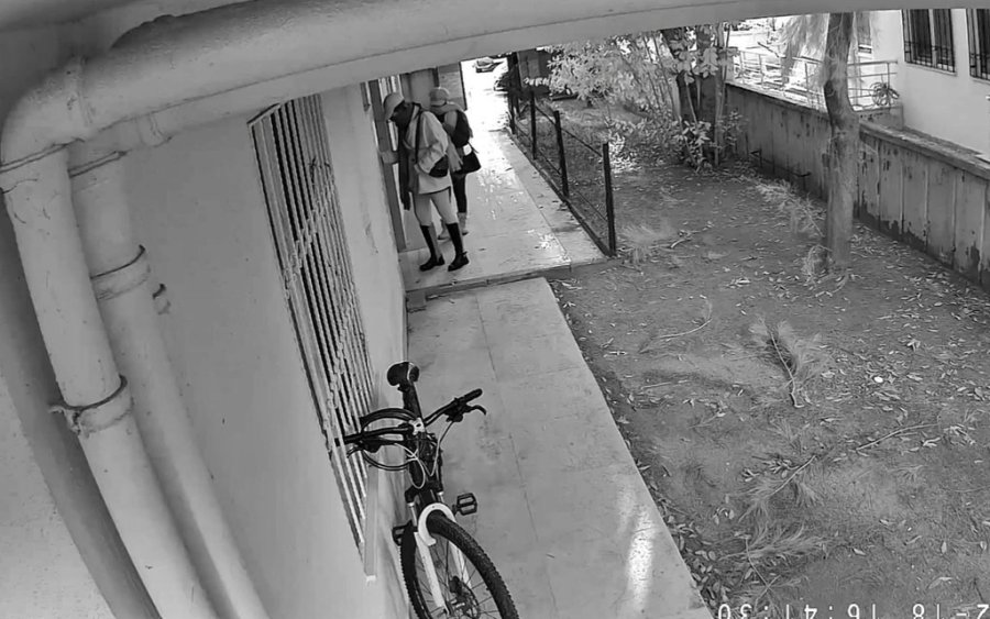 Kamera Ve Ziynet Eşyası Çaldılar, Güvenlik Kameralarından Yakayı Ele Verdiler