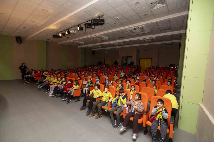 Mersin’de Çocuklar Tiyatro Ve Kitobüs İle Buluştu