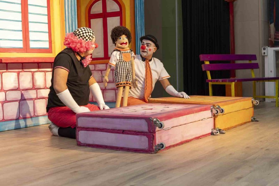 Mersin’de Çocuklar Tiyatro Ve Kitobüs İle Buluştu