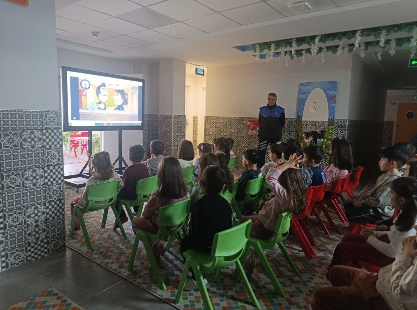 Polisten Niğde’de Vatandaş Ve Öğrencilere Yönelik Bilgilendirme Çalışmaları