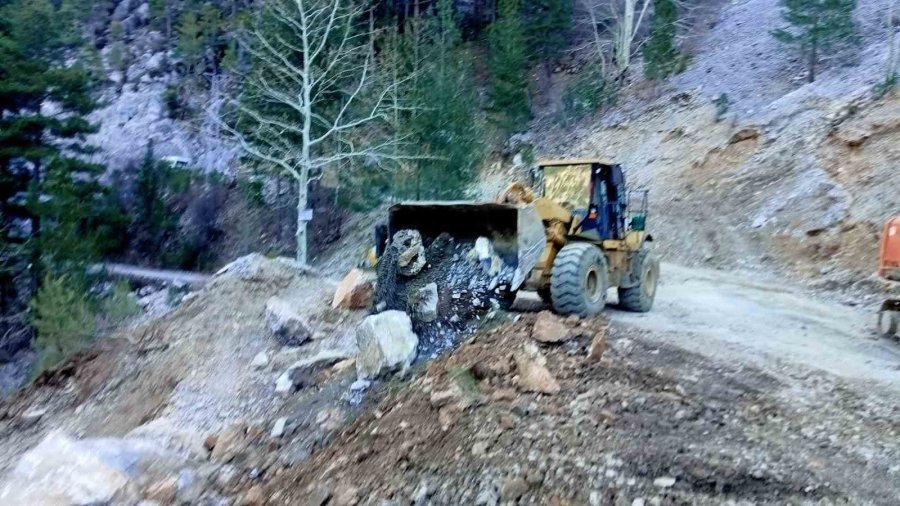 Alanya Yollarında Kış Mesaisi Sürüyor