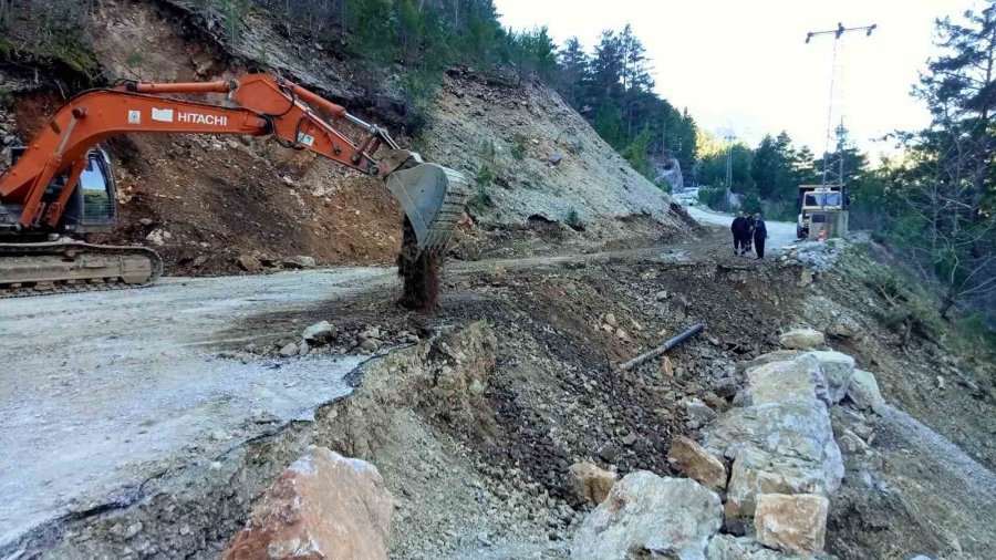 Alanya Yollarında Kış Mesaisi Sürüyor