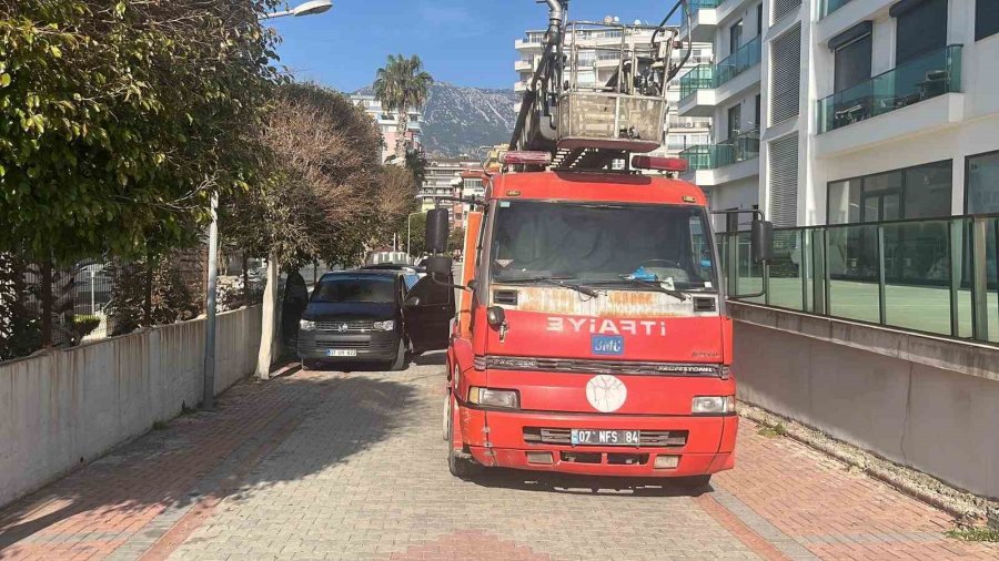 Alanya’da Hafif Ticari Araç Yangını Korkuttu
