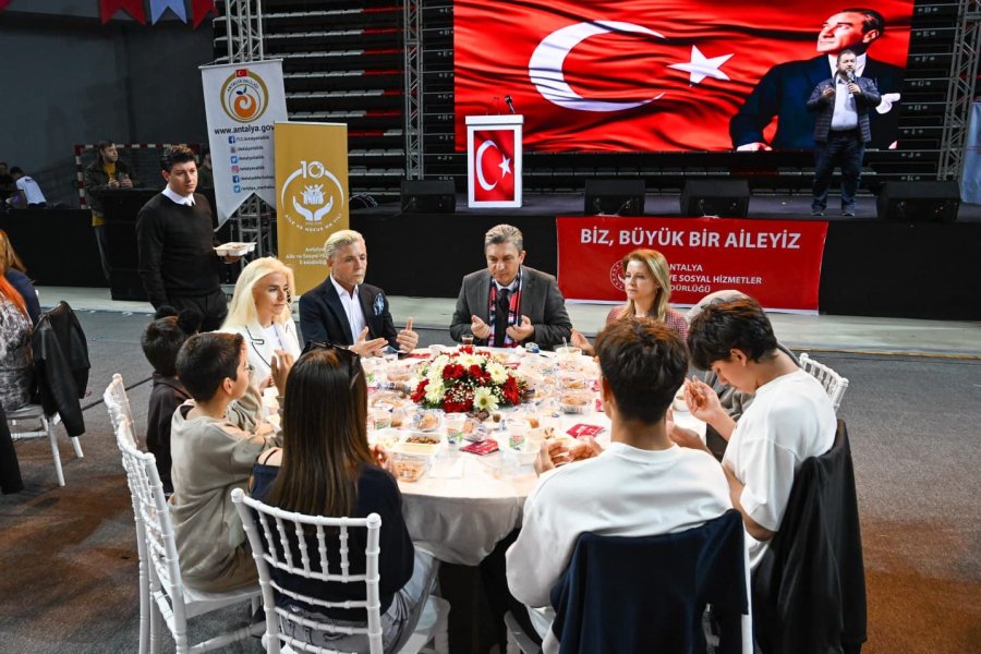 Devlet Koruması Altındaki Çocuklar, Koruyucu Aileler Ve Yeni Evli Çiftler Aynı Sofrada Buluştu