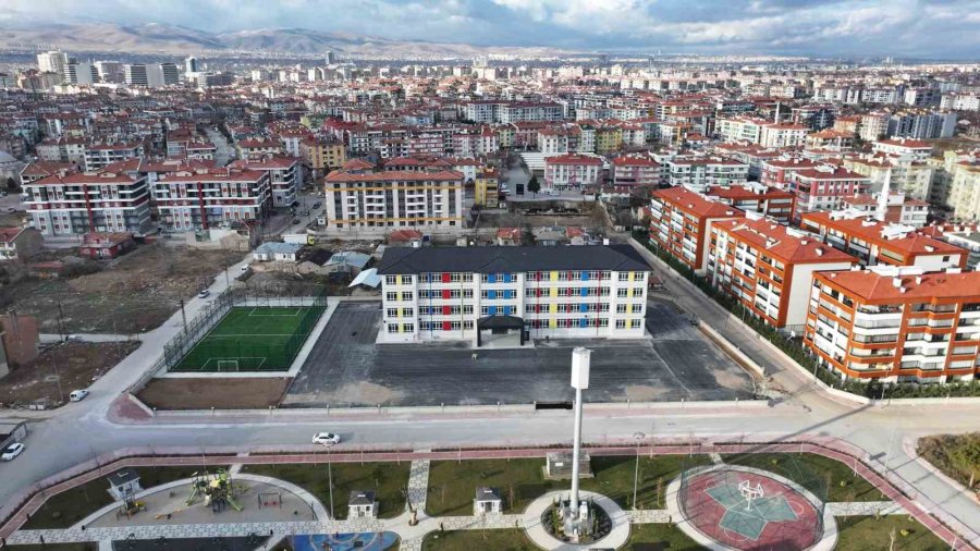 Karatay’da 8 Okula Fıfa Standardında Yeni Halı Saha