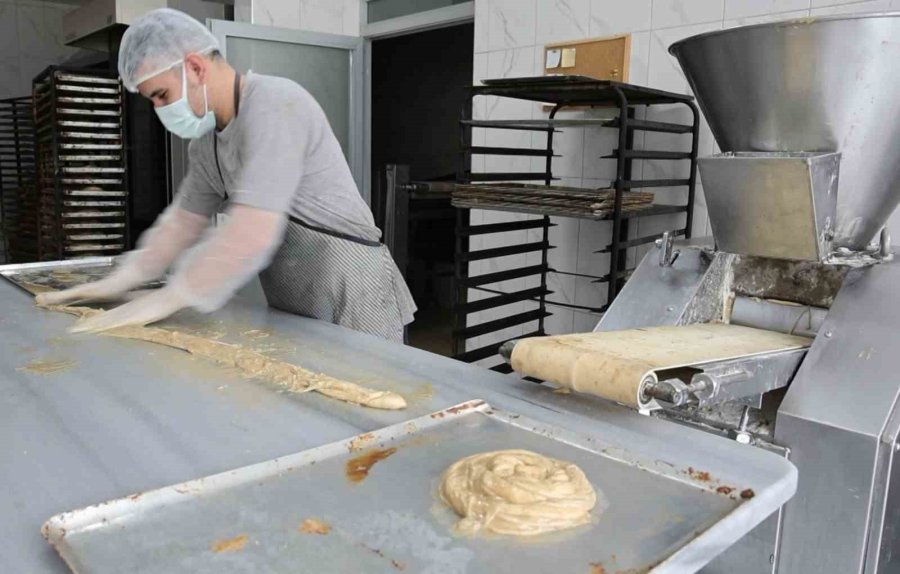 İftar Ve Sahur Sofralarının Vazgeçilmezi Tahinli Pide İlgi Görüyor