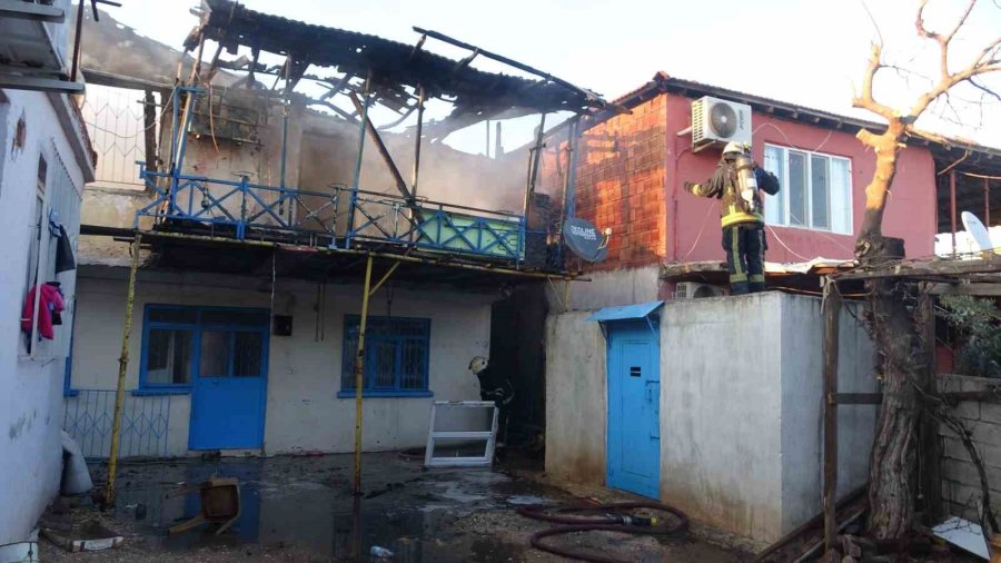Antalya’da Yaşlı Çiftin Evi Alevlere Teslim Oldu