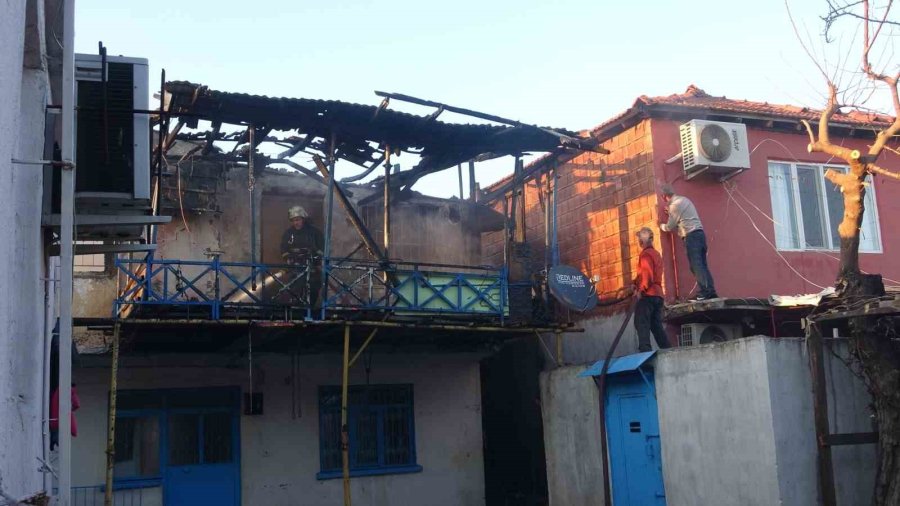 Antalya’da Yaşlı Çiftin Evi Alevlere Teslim Oldu