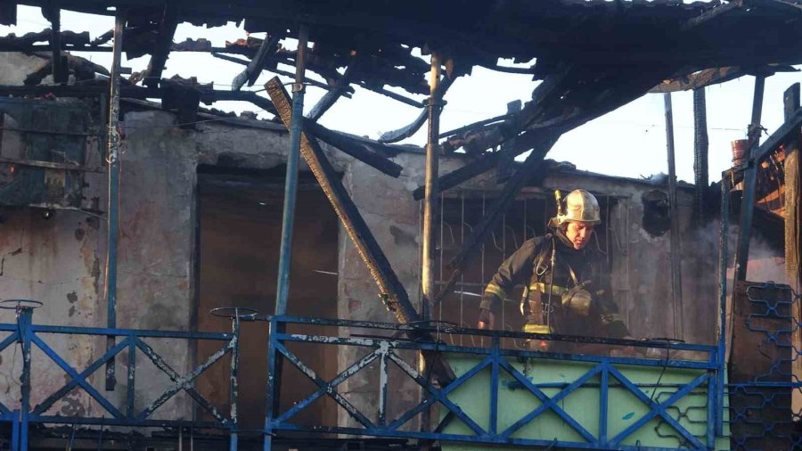 Antalya’da Yaşlı Çiftin Evi Alevlere Teslim Oldu