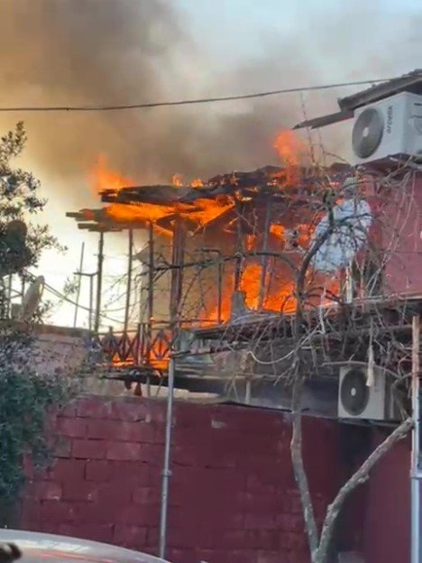 Antalya’da Yaşlı Çiftin Evi Alevlere Teslim Oldu