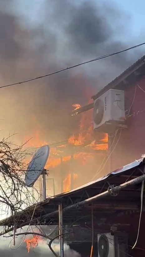 Antalya’da Yaşlı Çiftin Evi Alevlere Teslim Oldu