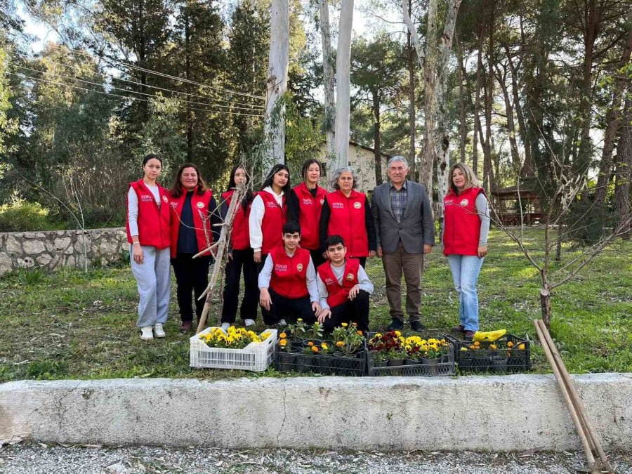 Tarım Lisesi Öğrencilerinden Özel Eğitim Okuluna Çiçekli Destek