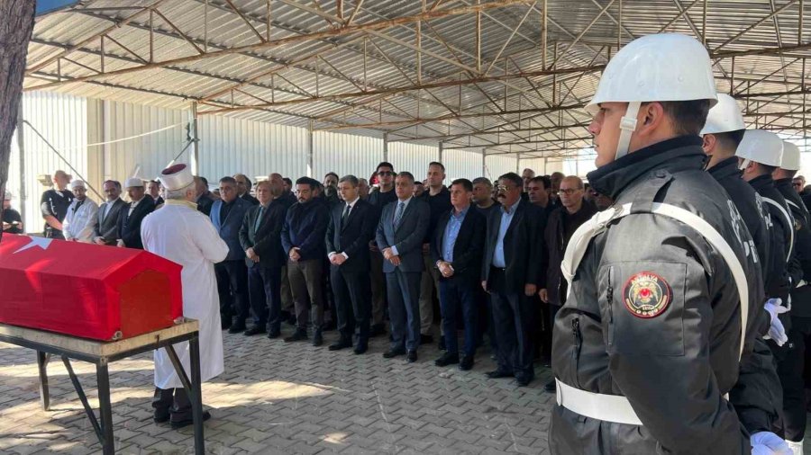 72 Yaşında Hayatını Kaybeden Emekli Vali Yardımcısı Son Yolculuğuna Uğurlandı