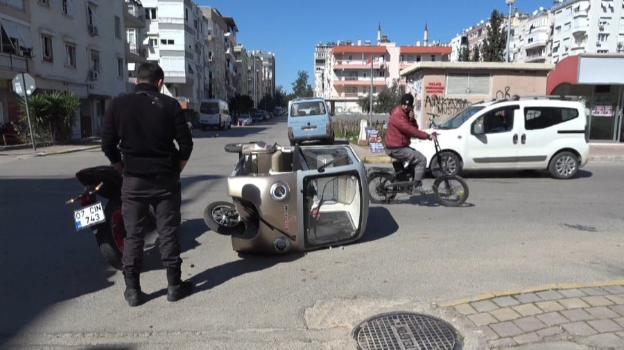 Kepez’de Motosikletler Çarpıştı: 1 Yaralı