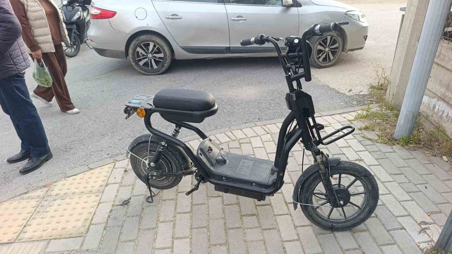 Antalya’da Motosiklet İle Elektrikli Bisiklet Çarpıştı: 3’ü Çocuk 4 Yaralı