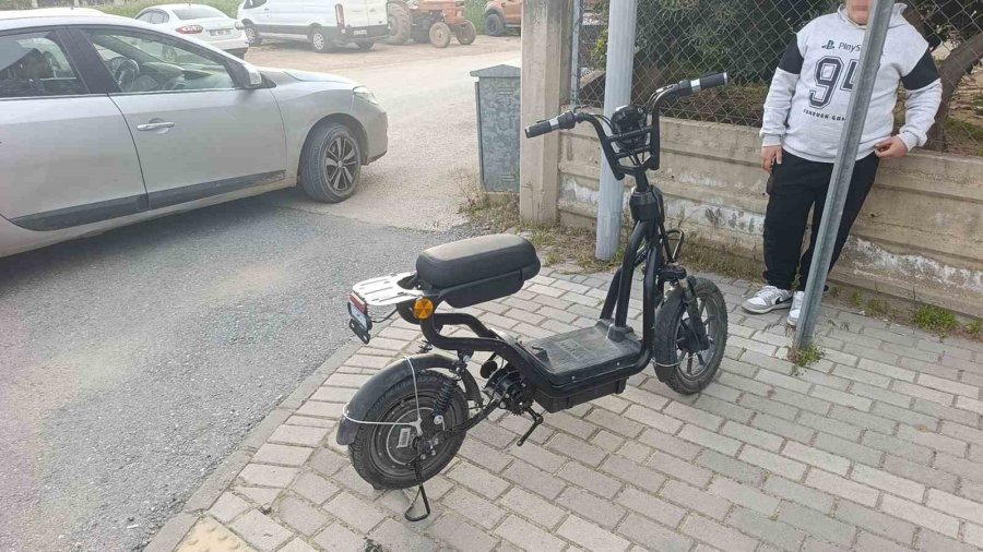 Antalya’da Motosiklet İle Elektrikli Bisiklet Çarpıştı: 3’ü Çocuk 4 Yaralı