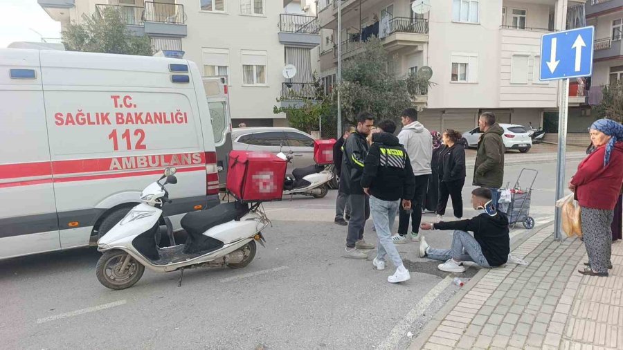 Antalya’da Motosiklet İle Elektrikli Bisiklet Çarpıştı: 3’ü Çocuk 4 Yaralı