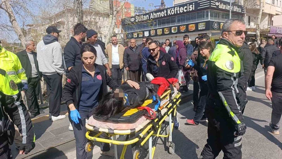 Kaza Haberini Alıp Geldi, Kızının Elini Tutup Başını Okşayarak Teselli Etti