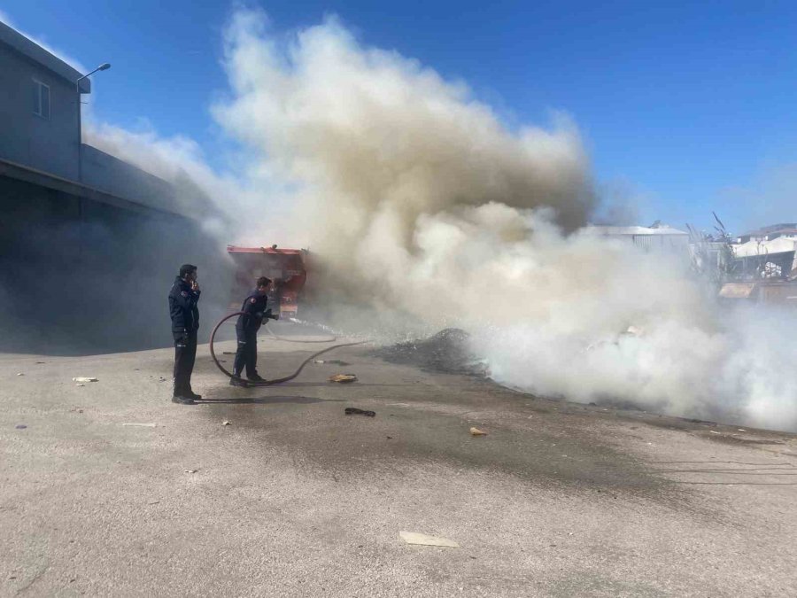 Sanayi Sitesinde Hurda Yangını İş Yerlerine Sıçramadan Söndürüldü