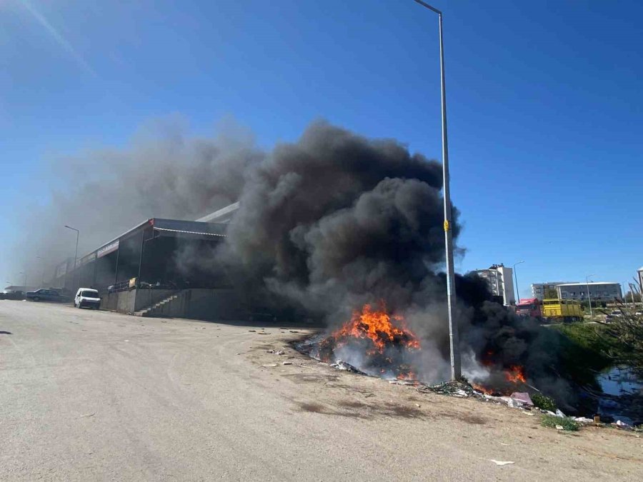 Sanayi Sitesinde Hurda Yangını İş Yerlerine Sıçramadan Söndürüldü