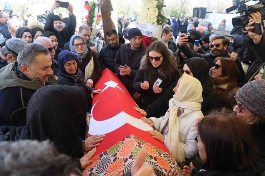 Öğrencisi Tarafından Öldürülen Fatma Nur Öğretmen Son Yolculuğuna Uğurlandı