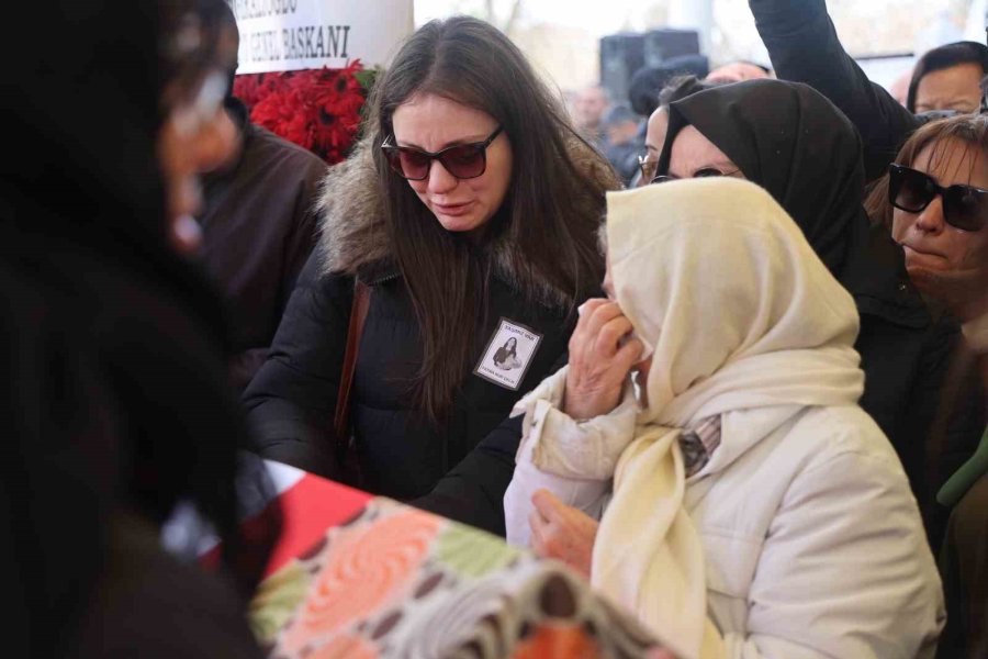 Öğrencisi Tarafından Öldürülen Fatma Nur Öğretmen Son Yolculuğuna Uğurlandı