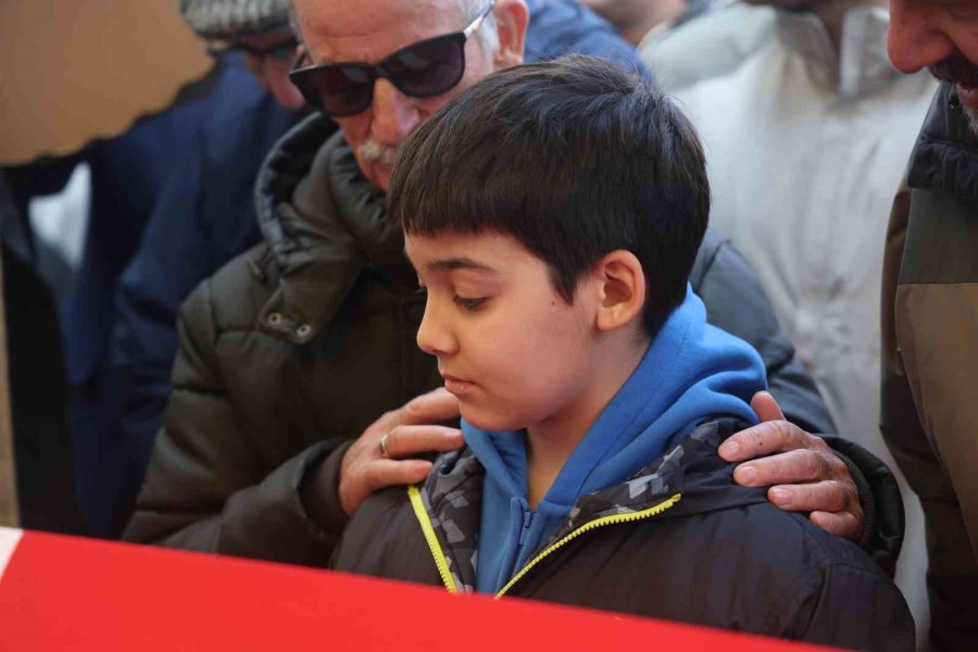 Öğrencisi Tarafından Öldürülen Fatma Nur Öğretmen Son Yolculuğuna Uğurlandı