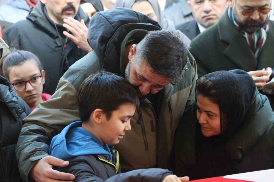 Öğrencisi Tarafından Öldürülen Fatma Nur Öğretmen Son Yolculuğuna Uğurlandı